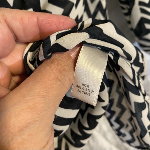 Banana Republic crepe zig zag top SZ XS GUC Button front and cuffs, light - Picture 7 of 9